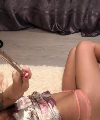 Утонченная красотка со страстным нравом приглашает в гости и готова окутать тебя волнами наслаждения. Нежность, ласка и жгучие объятия – все это мое волшебство! 13367, 23 года